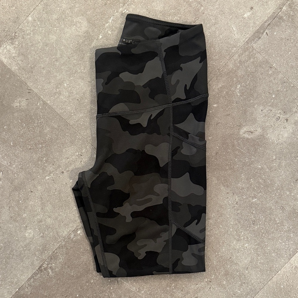 Yogalicious Women’s Black Gray Camo Capri Leggings Size Small